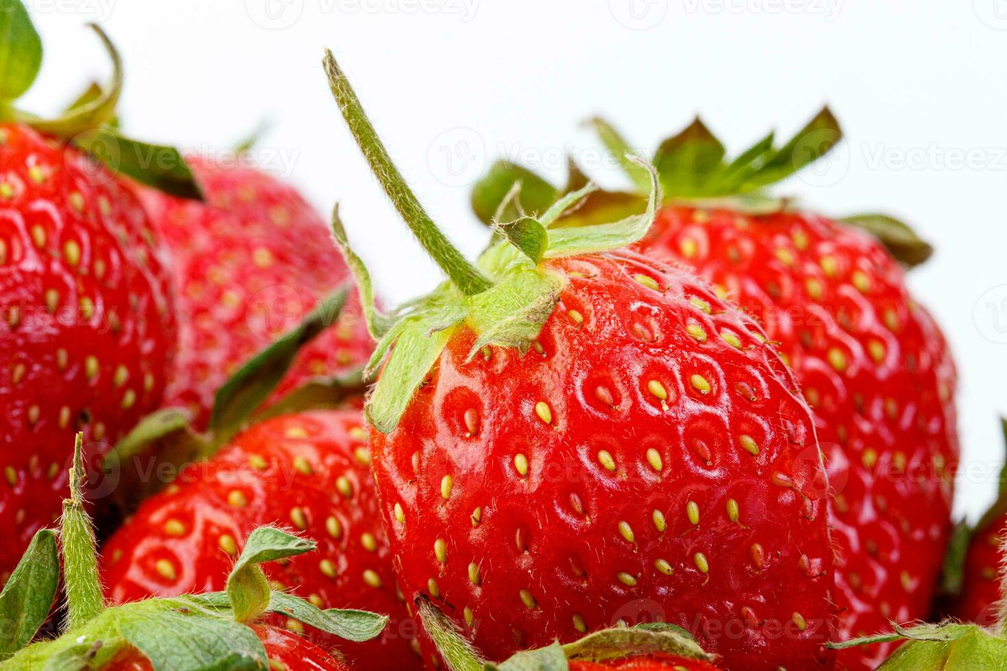 hermosa y maduro rojo fresas en un blanco antecedentes foto