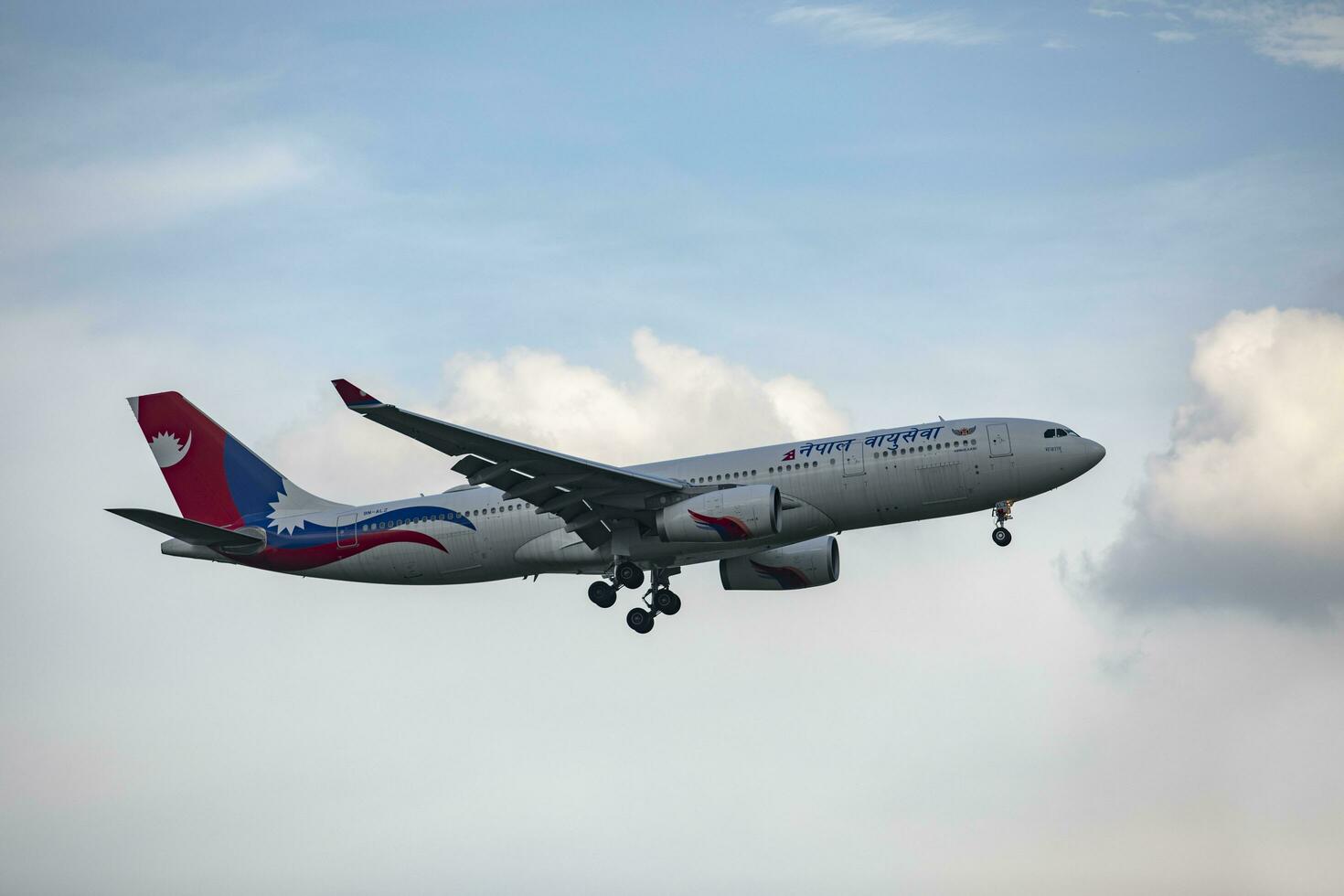 Bangkok Tailandia - octubre 1, 2018 Nepal aerolínea avión Acercarse para aterrizaje a suvarnabhumi aeropuerto foto