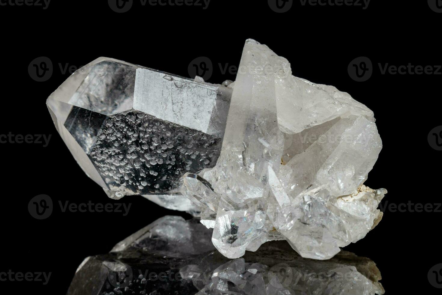 macro mineral Roca diamante de imitación en un negro antecedentes foto