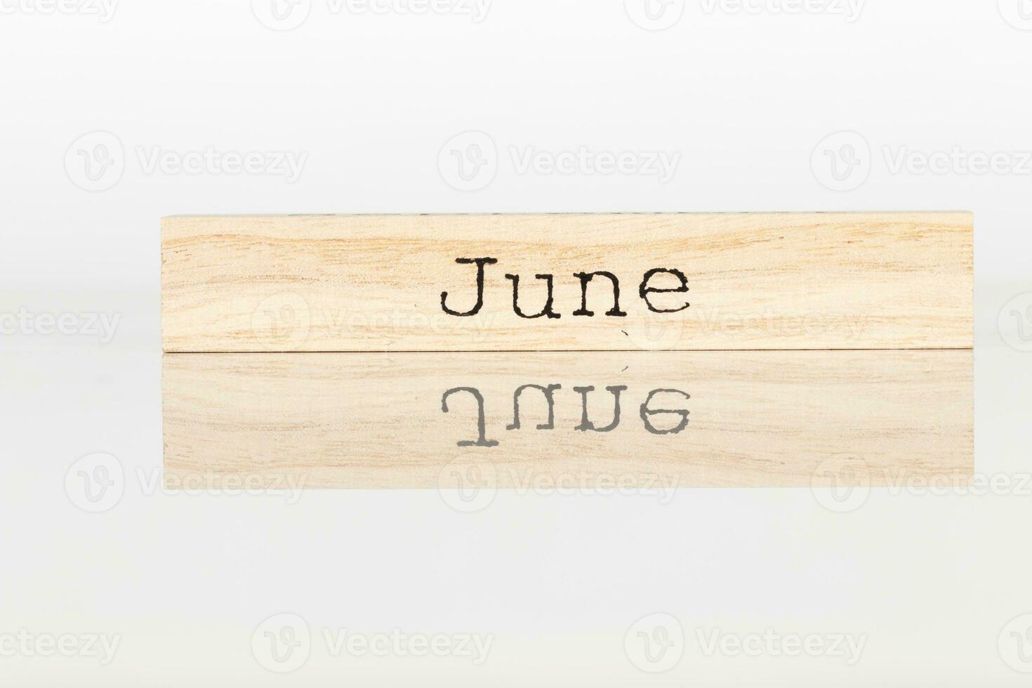 un de madera cubo con el inscripción junio en un blanco antecedentes foto