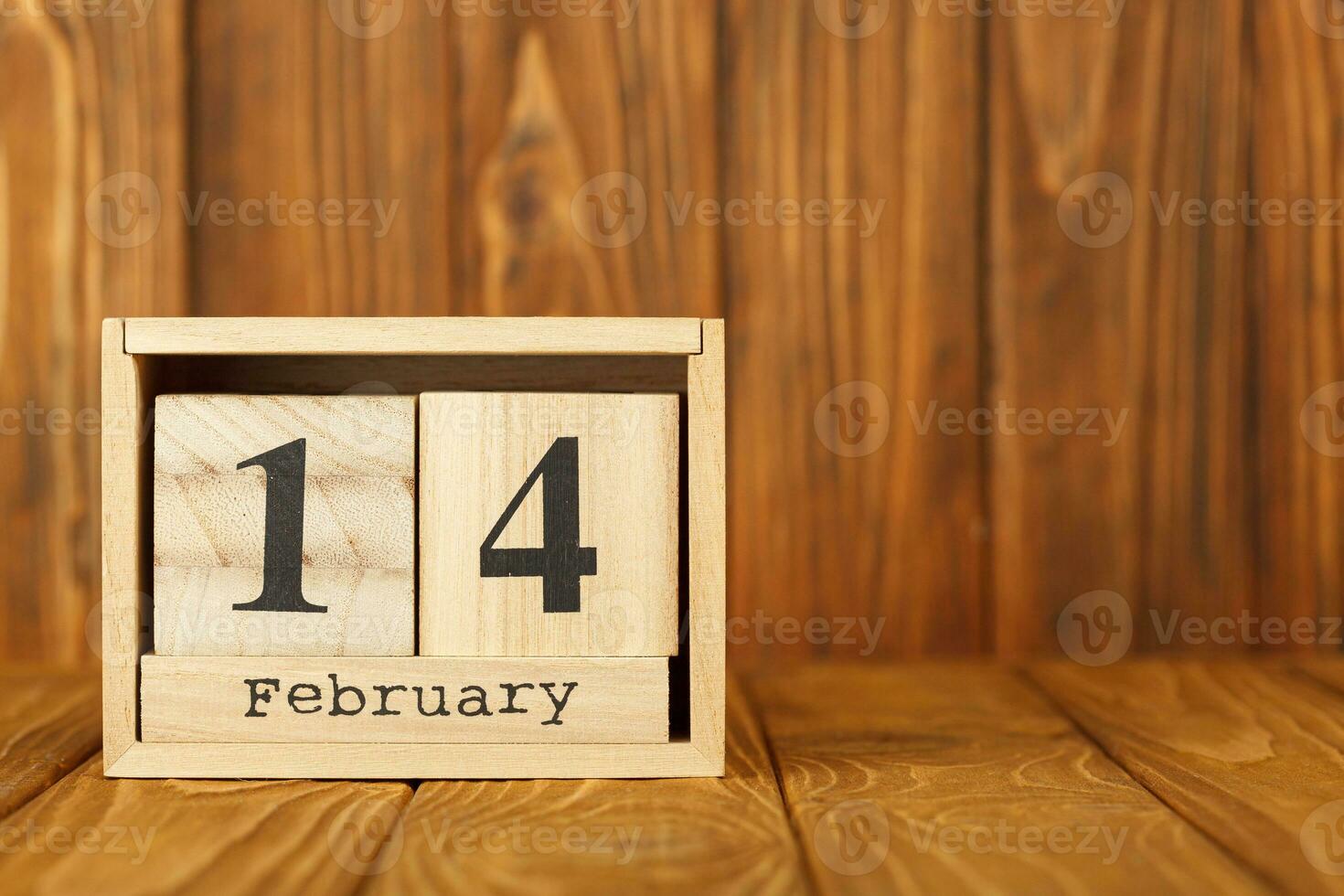 blanco piezas de papel en pinzas para la ropa con un corazón en un de madera fondo, calendario febrero 14 foto