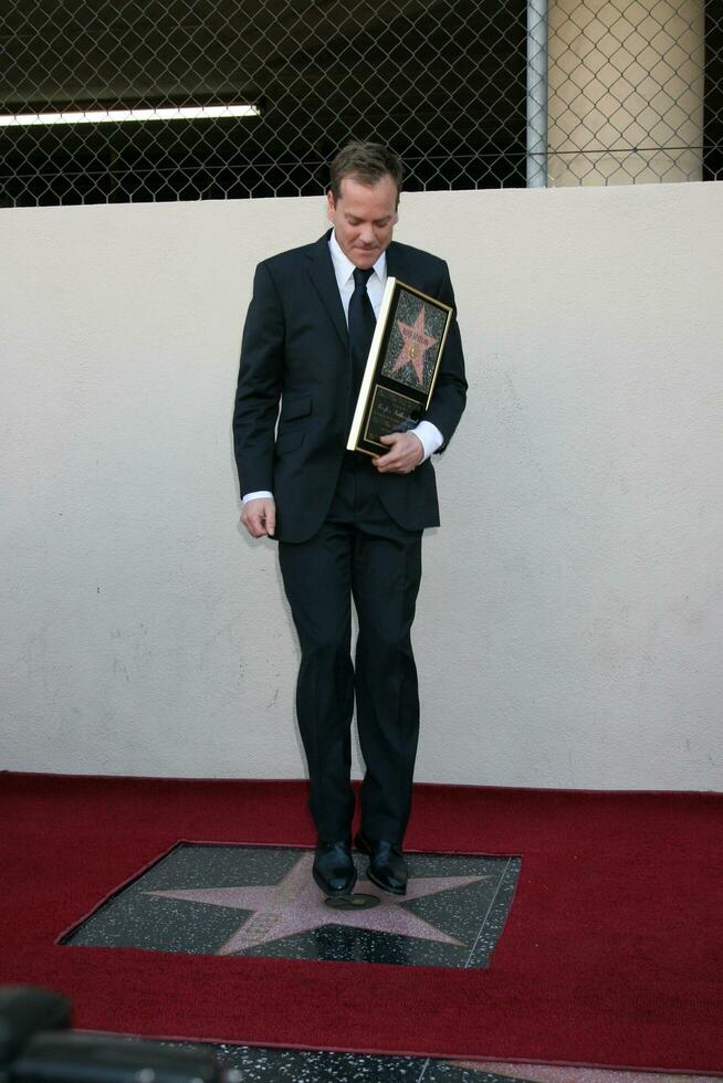 Kiefer Sutherland joel schumacher a el hollywood caminar de fama ceremonia para Kiefer Sutherland en hollywood California diciembre 9 9 2008 foto