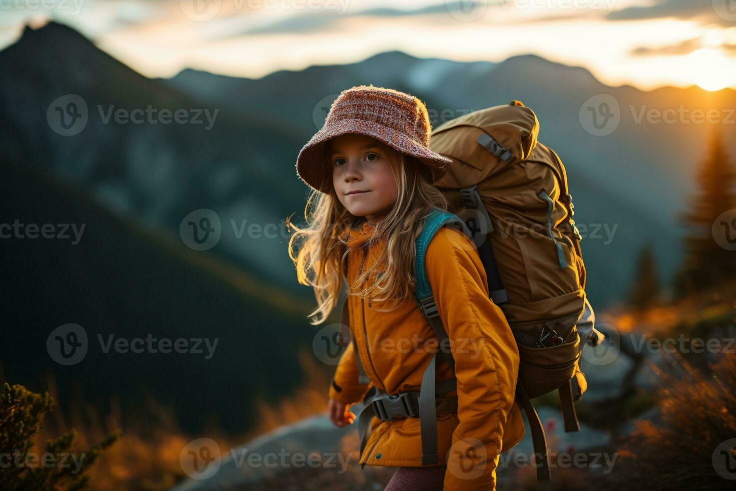 pequeño niña con mochila excursionismo en montaña pico a atardecer, viaje y aventuras concepto ai generado foto