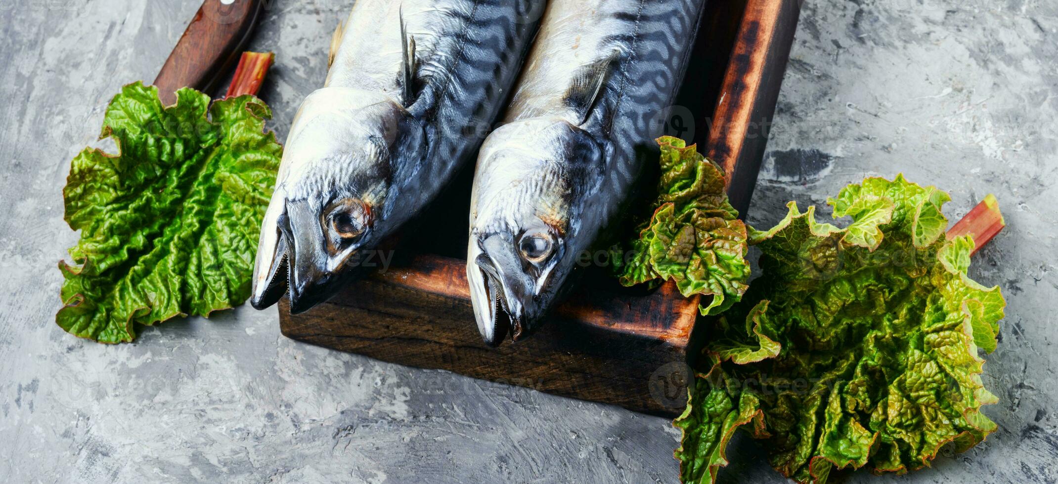 pescado crudo en la mesa foto