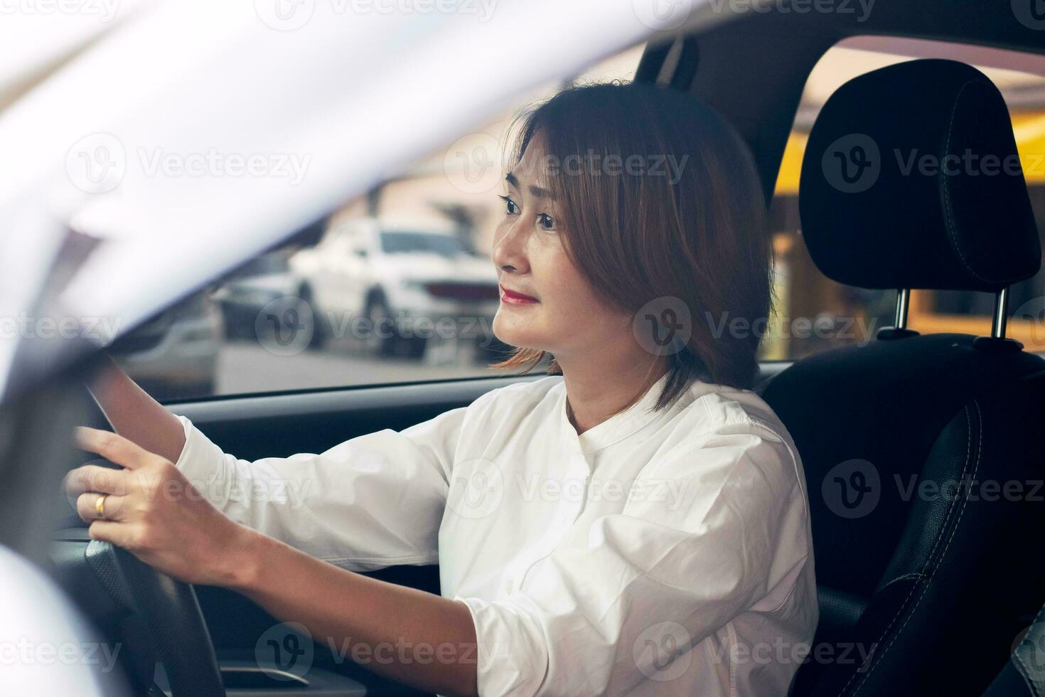 mujer sentado en el asiento y conducción un coche a Vamos trabajo,concentración en conducción para la seguridad transporte concepto foto