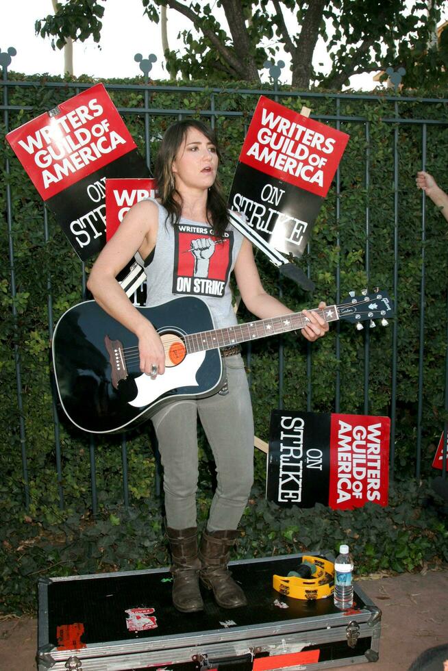 KT Tunstall performs on the picket line supporting striking WGA Writers Outside the Disney Studios Burbank CA November 14 2007 2007 photo