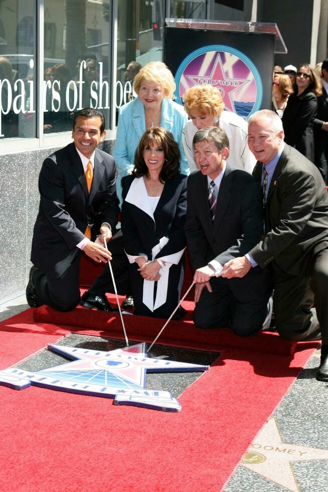 antonio villaraigosa Kate linder lerón gruñón tom lebonge sotavento campana y Jeanne cobre Kate linder recibe un estrella en el hollywood caminar de fama los angeles California abril 10 2008 foto