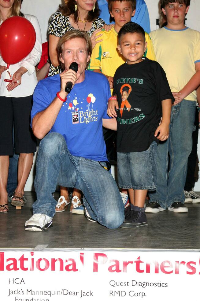 los ángeles, oct 2 - Jack wagner y stevie, un niño superviviente a el ligero el noche caminar a beneficio el leucemia y linfoma sociedad a Griffith parque en octubre 2, 2010 en los ángeles, California foto