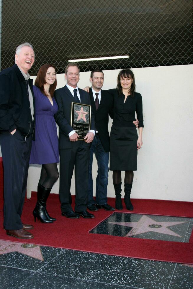 Jon Voight, Mary Wersching, Kiefer Sutherland, Carlos Bernard, and Mary Lynn Rajskub photo