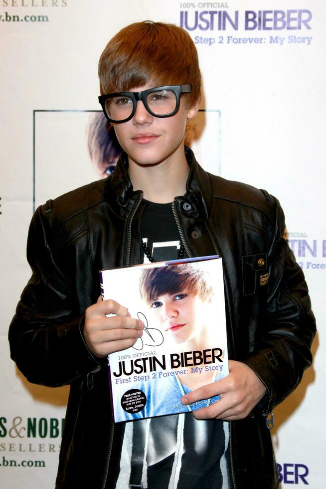 LOS ANGELES, OCT 31 - Justin Bieber at a book signing for Justin Biebers book  First Step 2 Forever - My Story  at Barnes and Noble at The Grove on October 31, 2010 in Los Angeles, CA photo