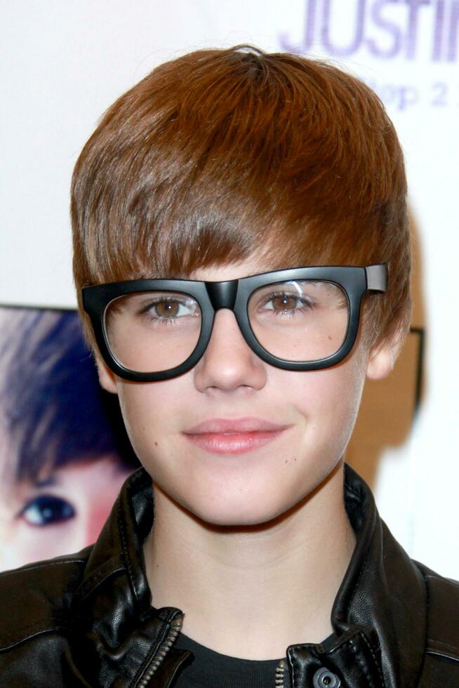 LOS ANGELES, OCT 31 - Justin Bieber at a book signing for Justin Biebers book  First Step 2 Forever - My Story  at Barnes and Noble at The Grove on October 31, 2010 in Los Angeles, CA photo