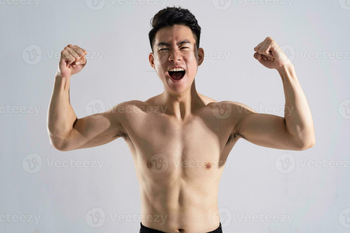 imagen de asiático masculino atleta con bueno físico en blanco antecedentes foto