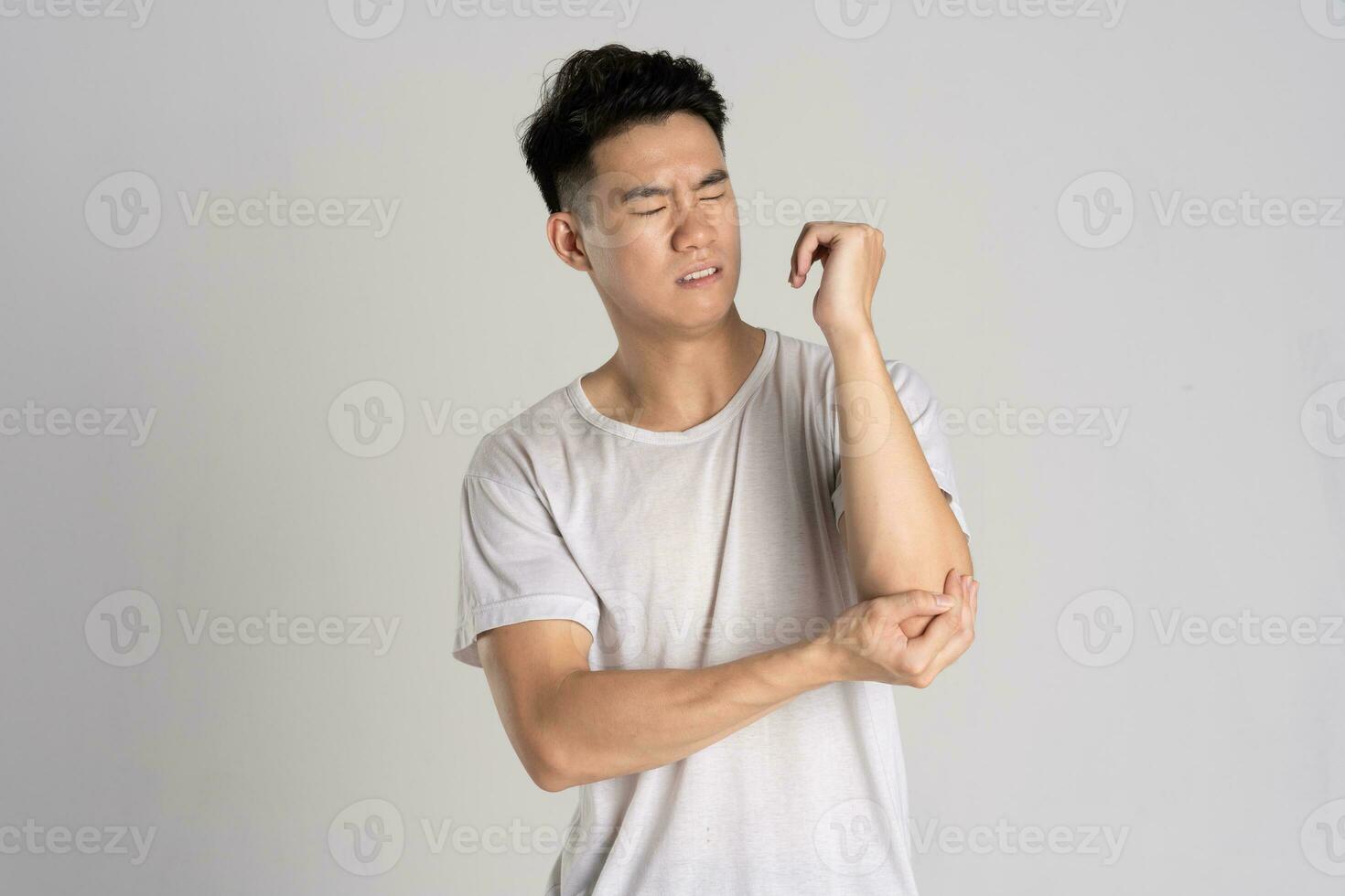 retrato de asiático hombre posando en blanco antecedentes foto