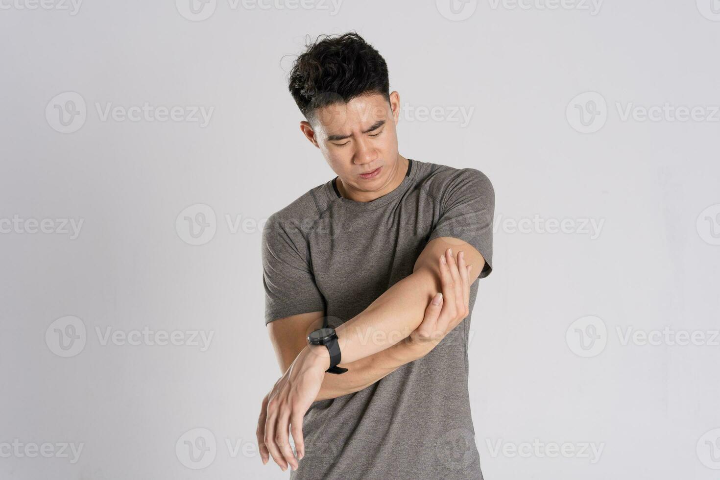 imagen de asiático hombre hacer ejercicio en blanco antecedentes foto