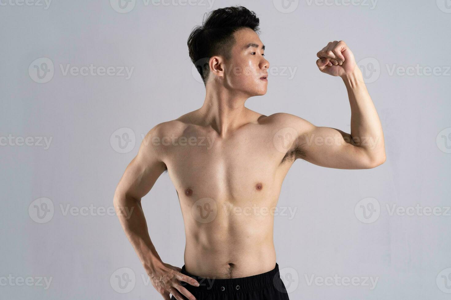 imagen de asiático masculino atleta con bueno físico en blanco antecedentes foto