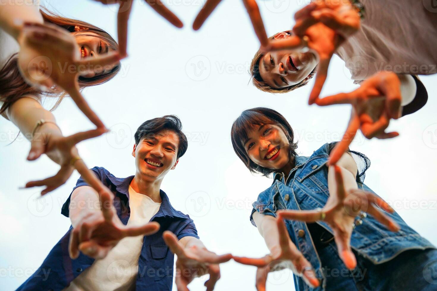 imagen de un grupo de joven asiático personas riendo felizmente juntos foto