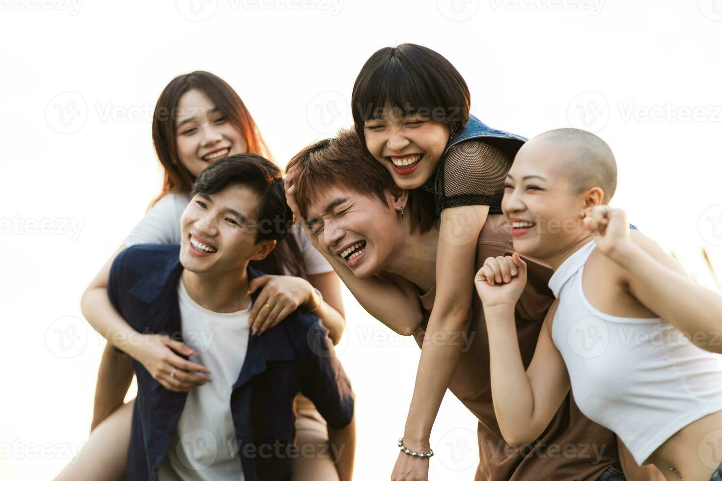 imagen de un grupo de joven asiático personas riendo felizmente juntos foto