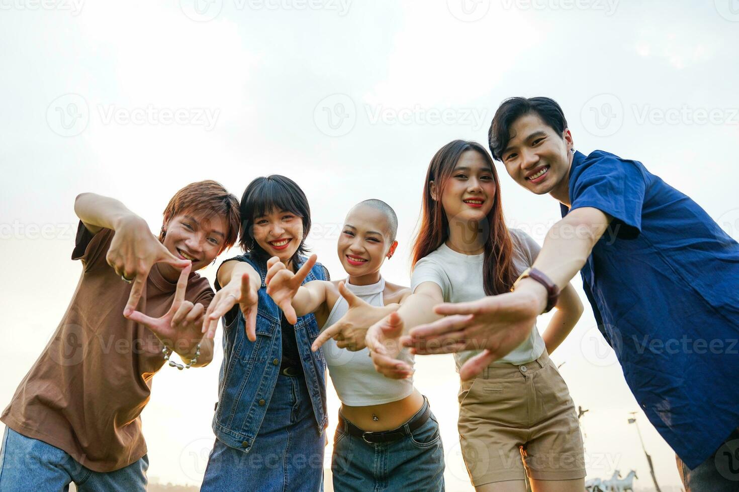 imagen de un grupo de joven asiático personas riendo felizmente juntos foto