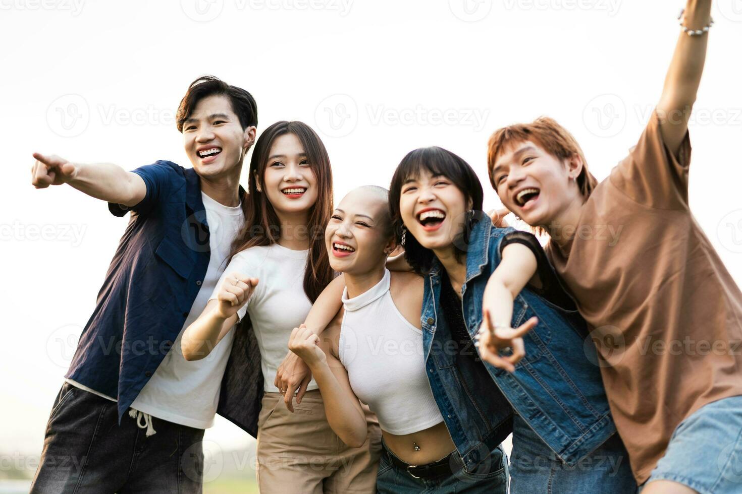 imagen de un grupo de joven asiático personas riendo felizmente juntos foto