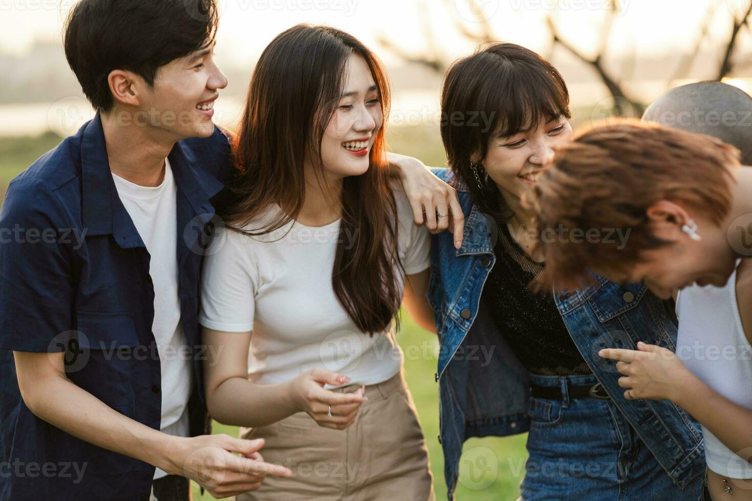 imagen de un grupo de joven asiático personas riendo felizmente juntos foto