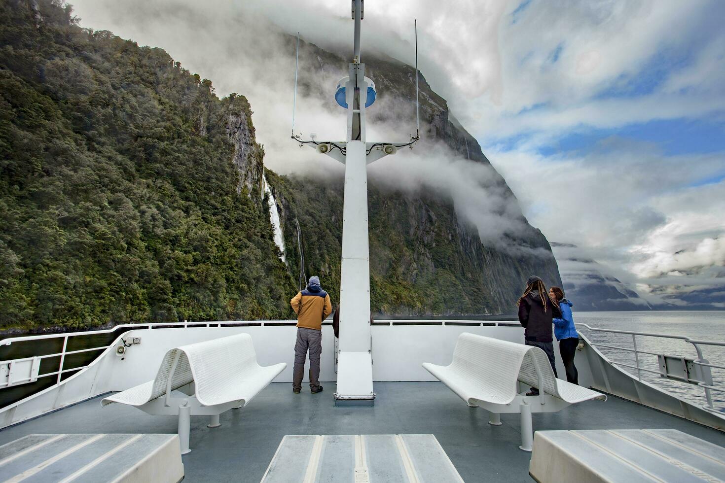 milfordsound nuevo zelanda-agosto30,2015 turista tomando un fotografía mientras milfordsound crucero Bóveda Embarcacion a cascadas en milfordsound más popular de viaje destino en sur isla nuevo Zelanda foto