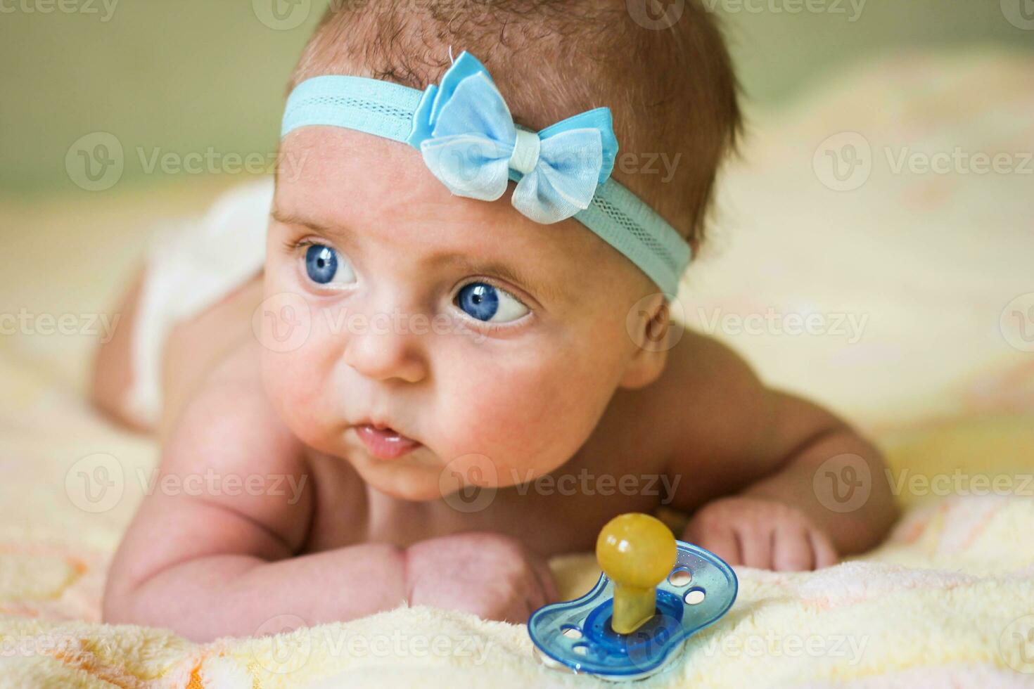 un pequeño niño sostiene un chupete en su mano foto