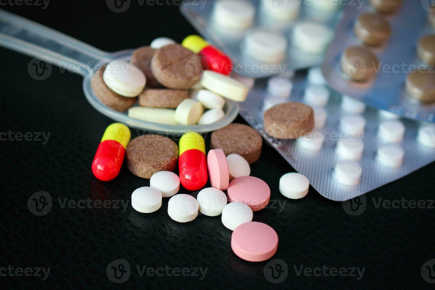 Mercury thermometer shows a temperature of 39 C, tablets photo