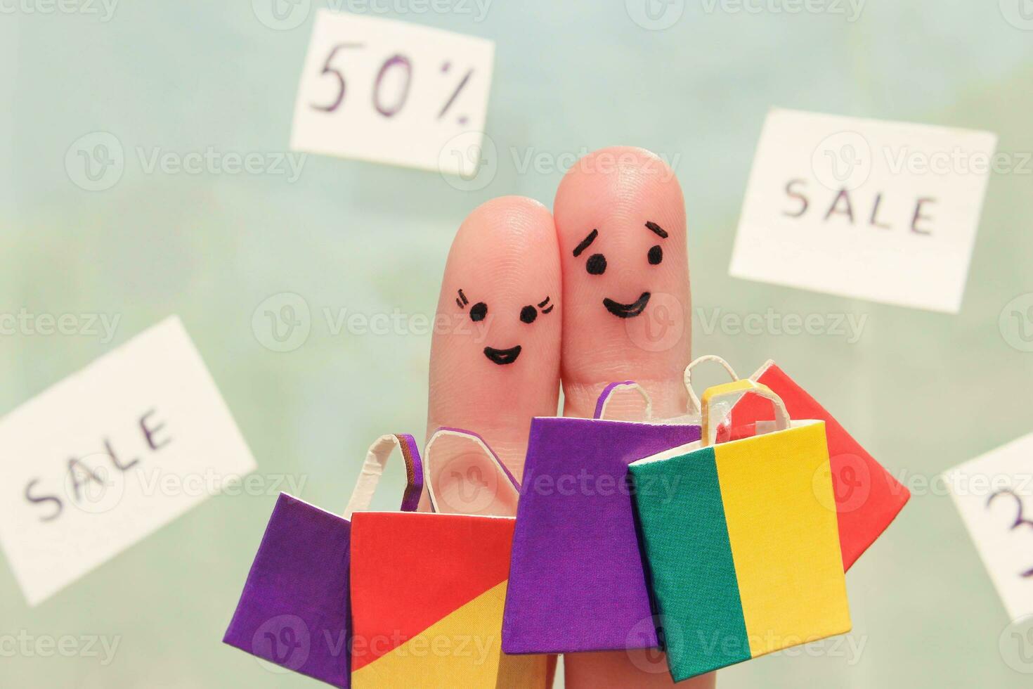 dedo Arte de un contento Pareja con compras pantalones foto