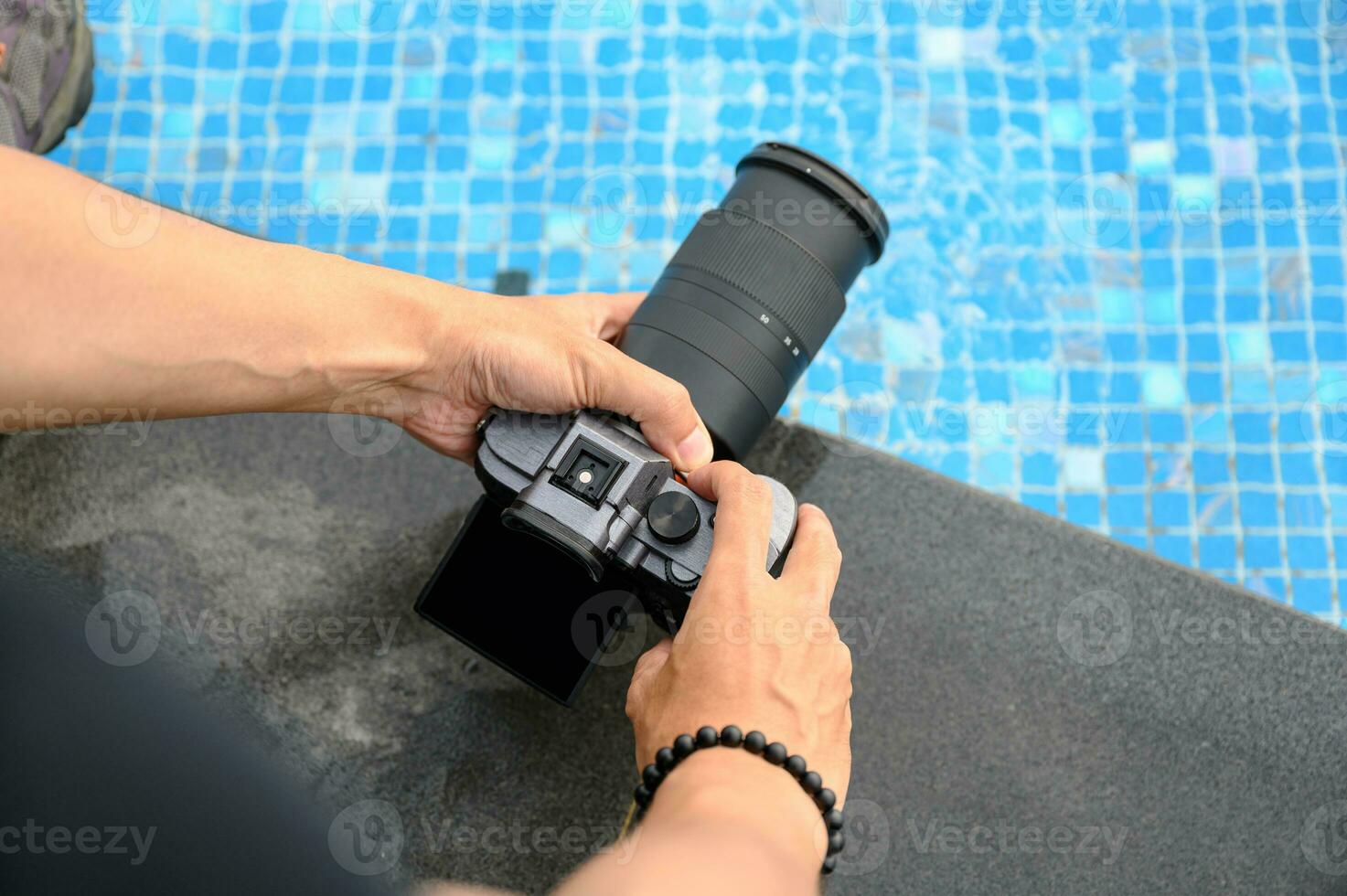 Hand holding mirrorless camera with zooming for take a photo