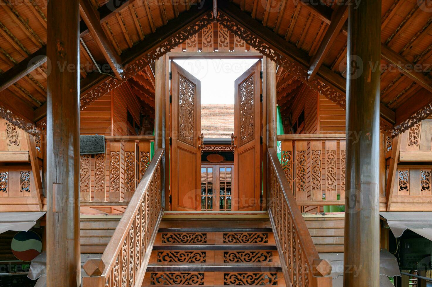 clásico asiático de madera casa con tallado puerta apertura foto