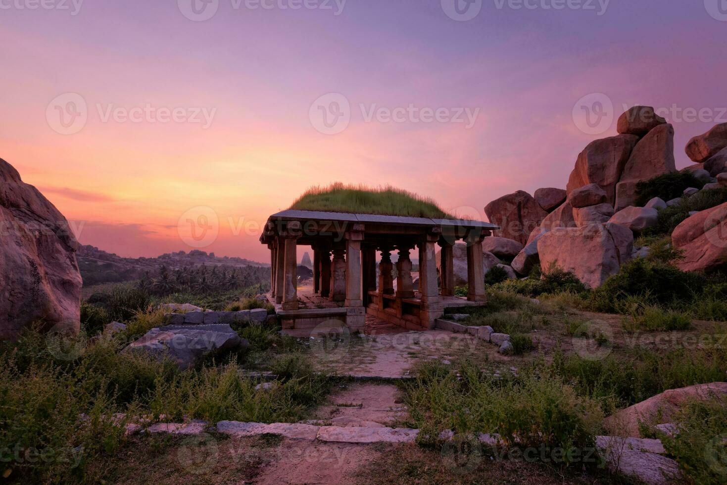 antiguo restos de hampi en puesta de sol. India foto