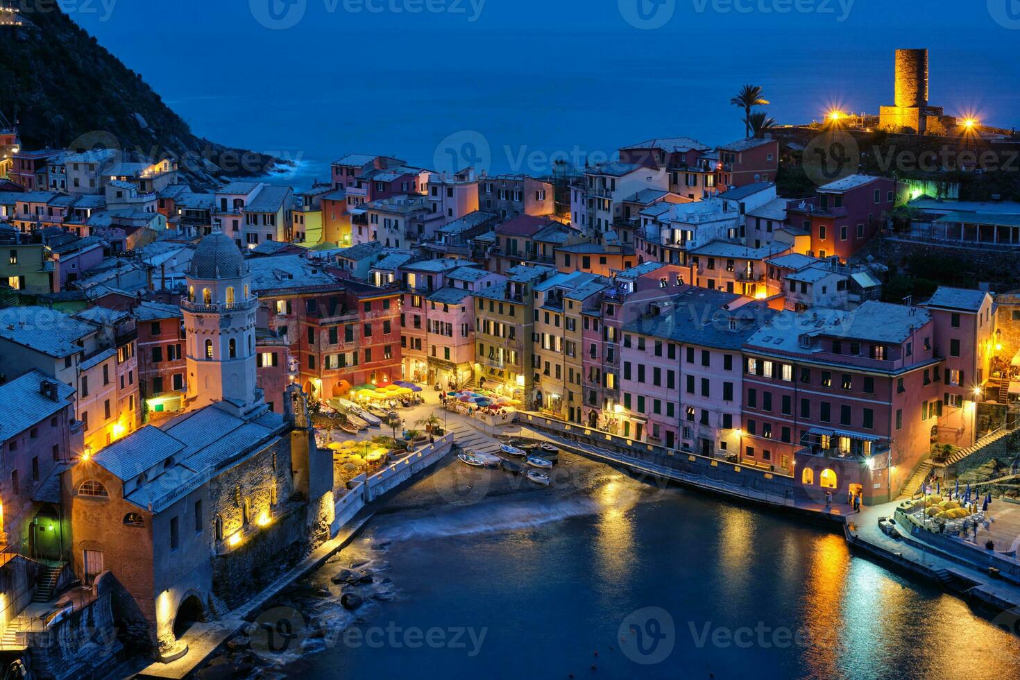 Vernazza pueblo iluminado en el noche, cinque tierra, liguria, Italia foto