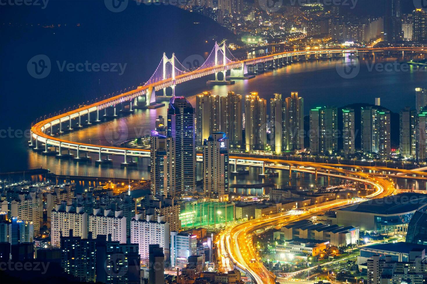 Busan paisaje urbano gwangan puente a noche foto