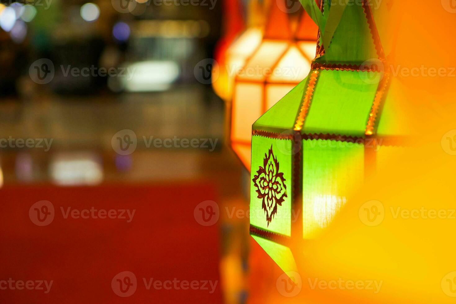 de cerca vistoso tailandés lanna estilo linternas a colgando y giro en ligero a noche. foto