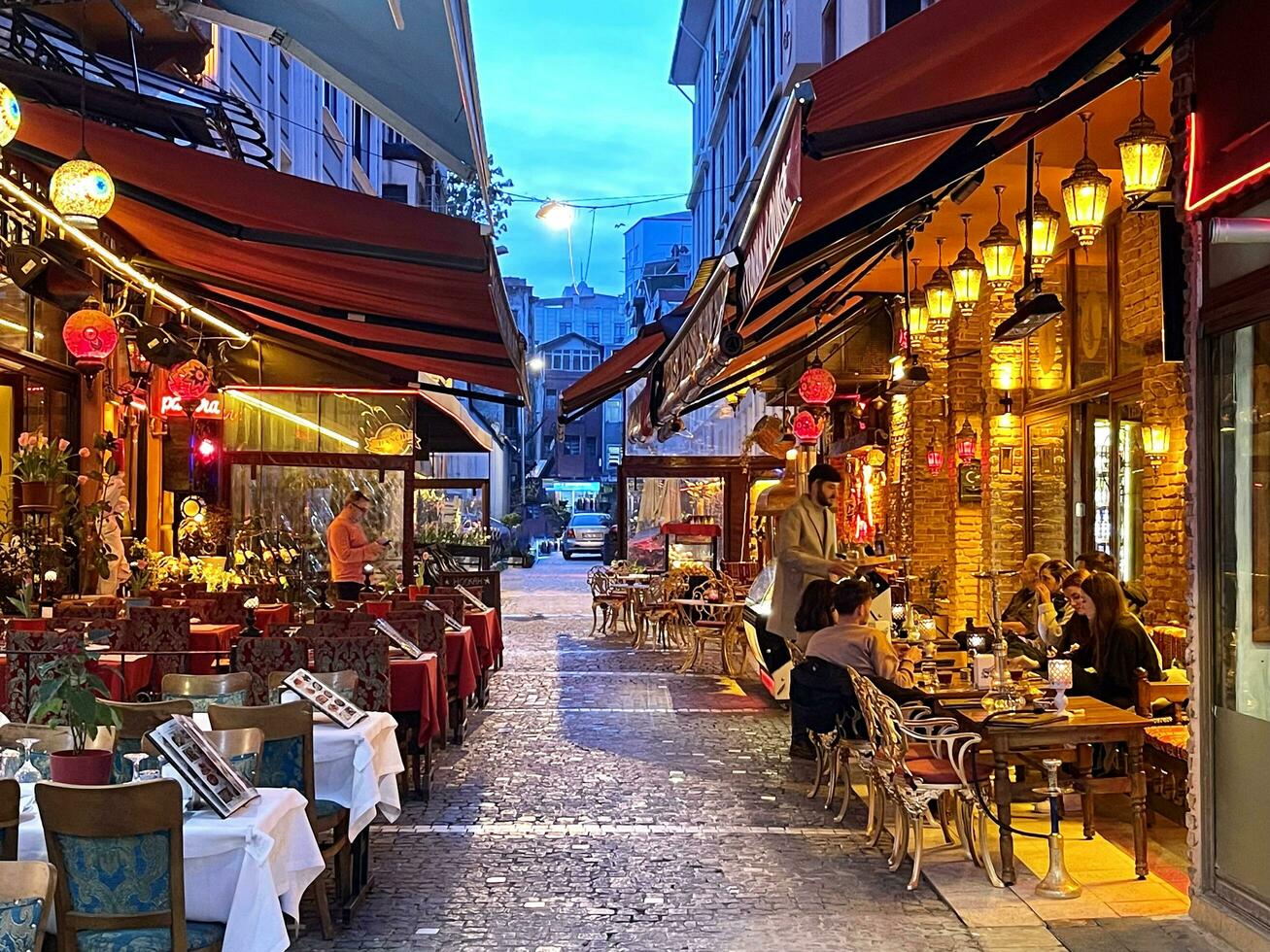 14 de abril 2023 - Estanbul, Turquía - ciudad vida, calle café en el noche en el estrecho calle foto