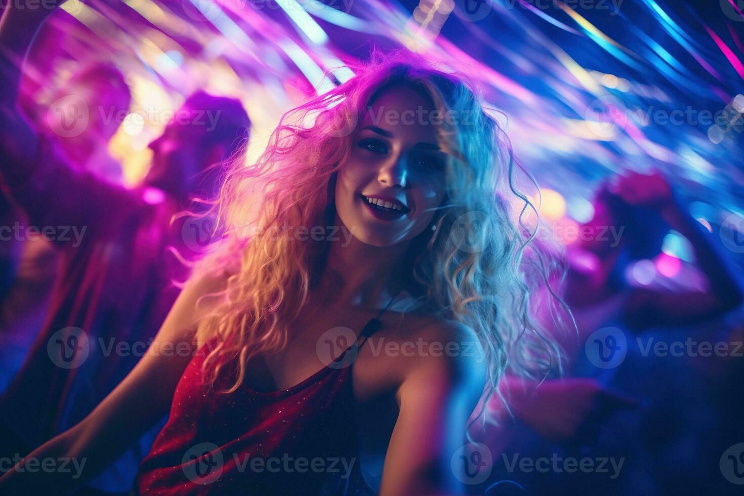 retrato de joven hermosa mujer bailando en noche club con luces. ai generado foto