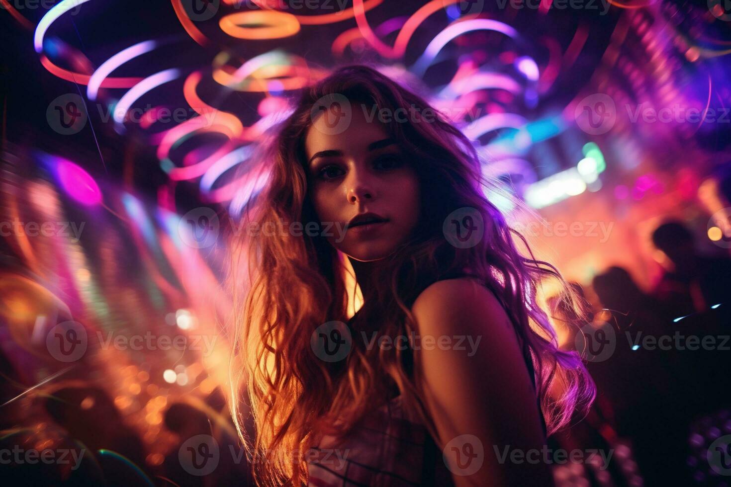 retrato de joven hermosa mujer bailando en noche club con luces. ai generado foto