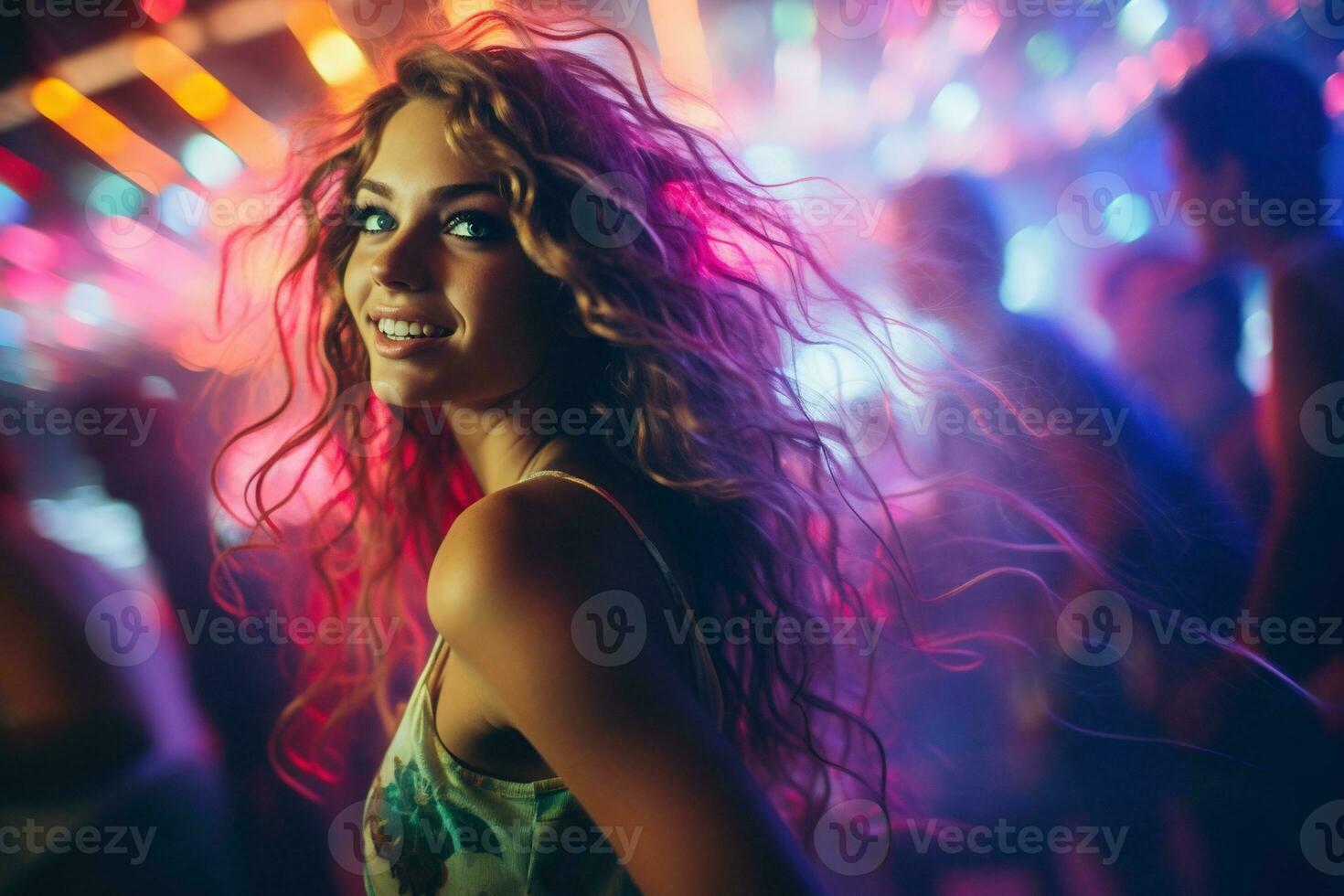 retrato de joven hermosa mujer bailando en noche club con luces. ai generado foto