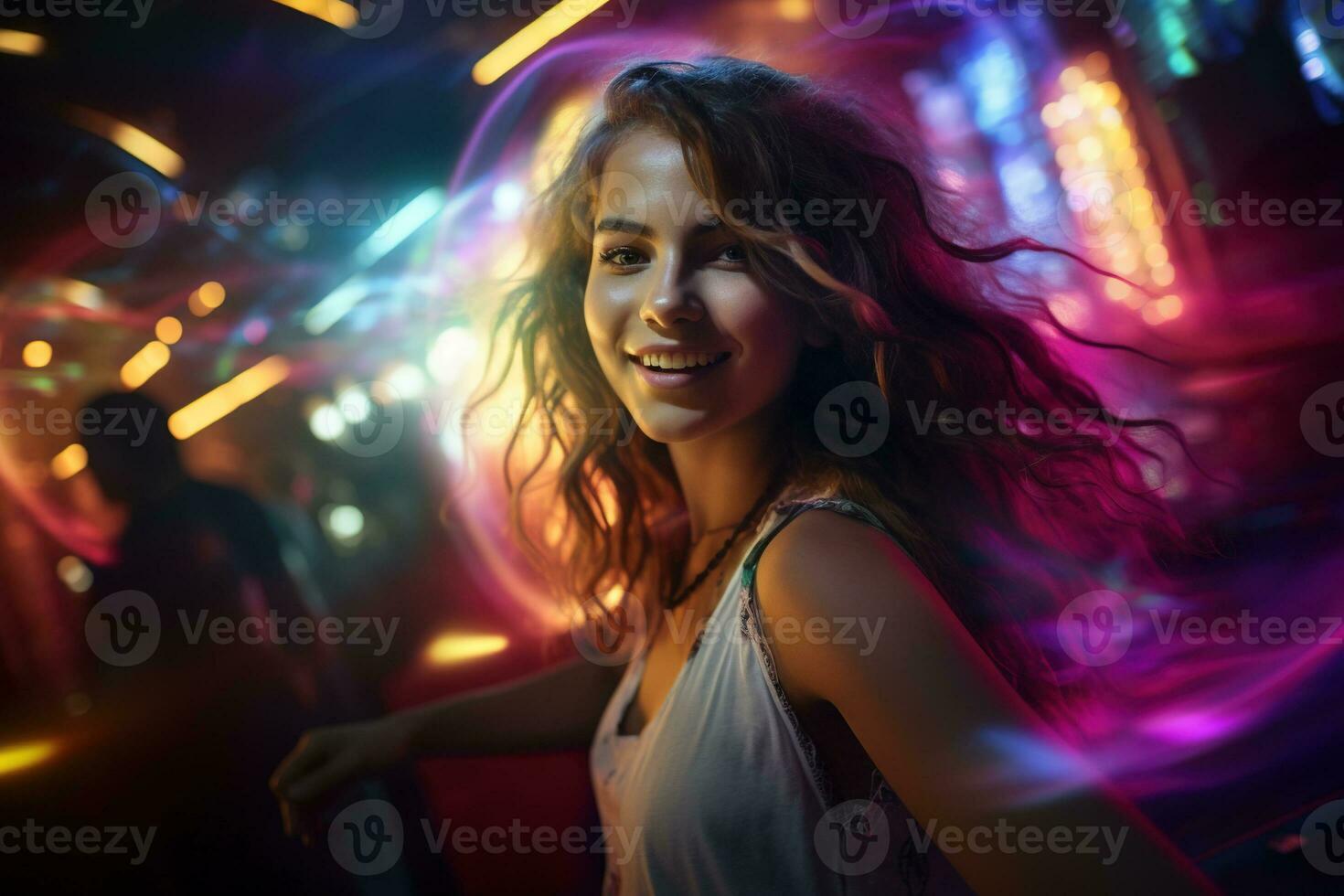 retrato de joven hermosa mujer bailando en noche club con luces. ai generado foto