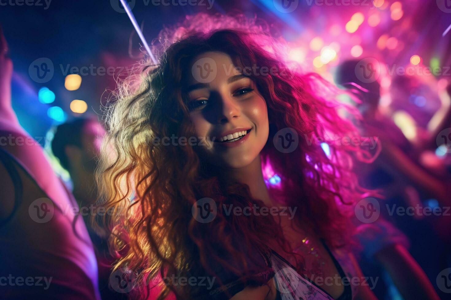 retrato de joven hermosa mujer bailando en noche club con luces. ai generado foto