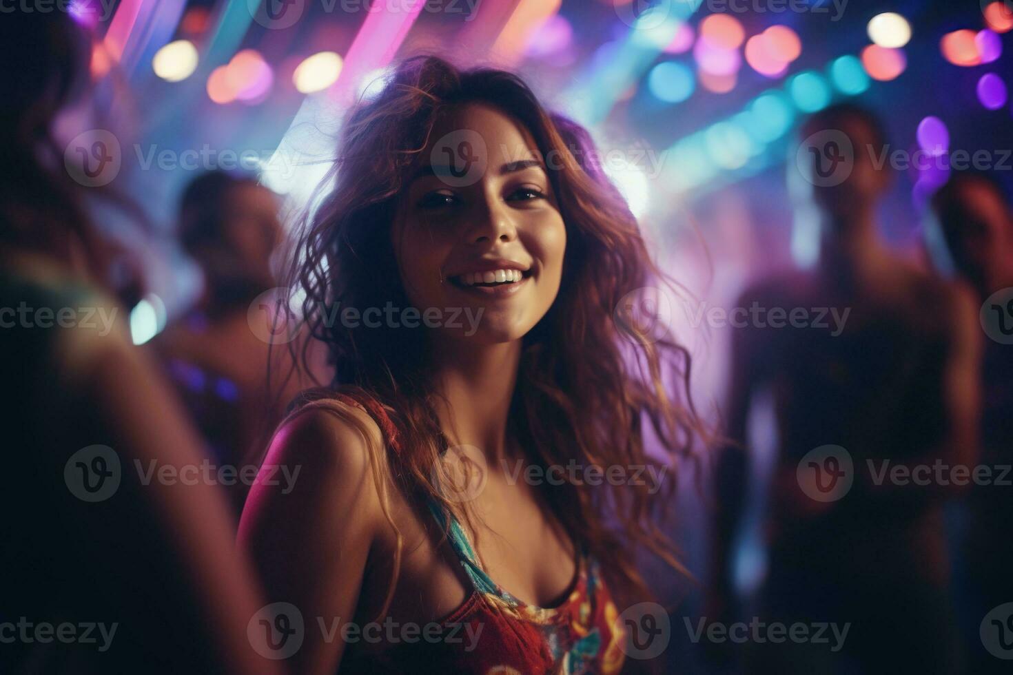 retrato de joven hermosa mujer bailando en noche club con luces. ai generado foto