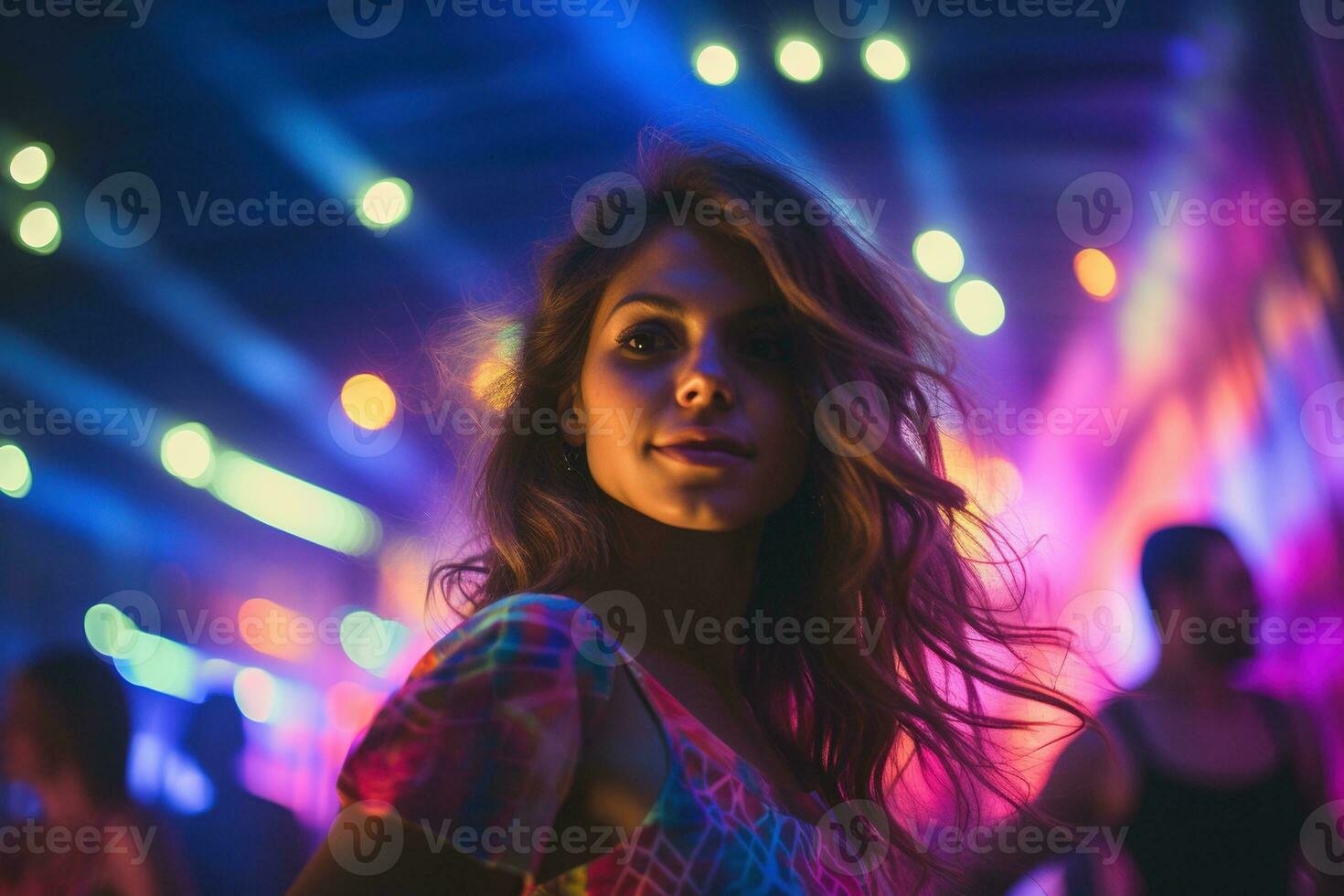 retrato de joven hermosa mujer bailando en noche club con luces. ai generado foto