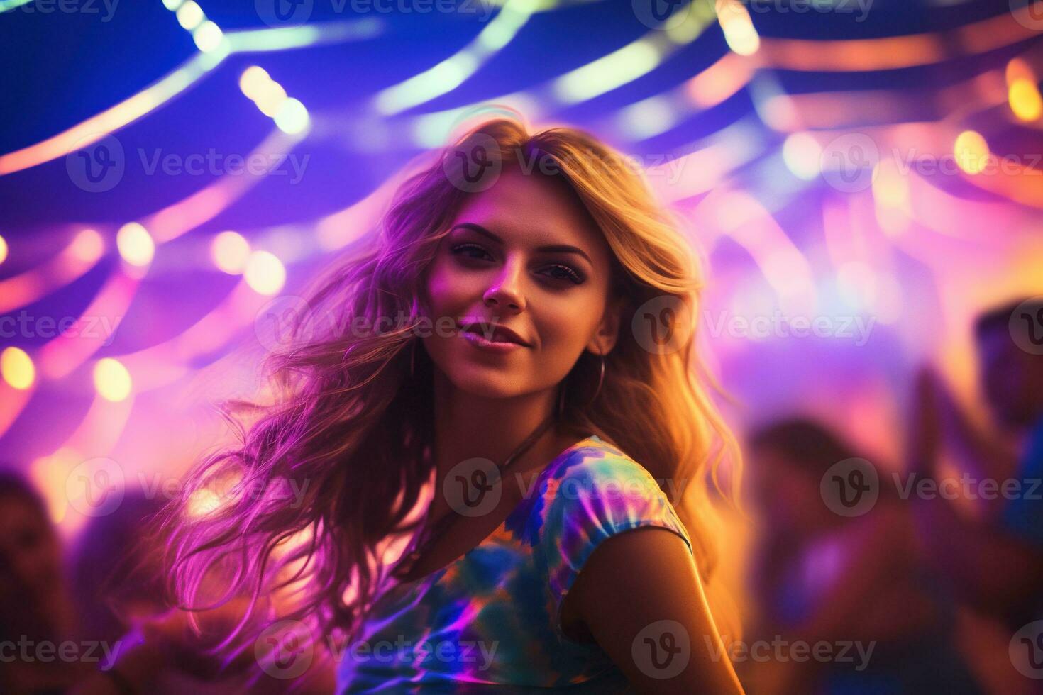 retrato de joven hermosa mujer bailando en noche club con luces. ai generado foto