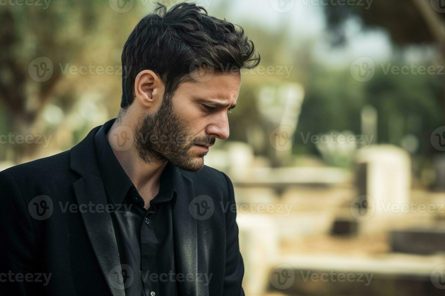 retrato de un triste y Deprimido hombre en un negro Saco en el antecedentes de un cementerio.funeral concepto ai generado foto