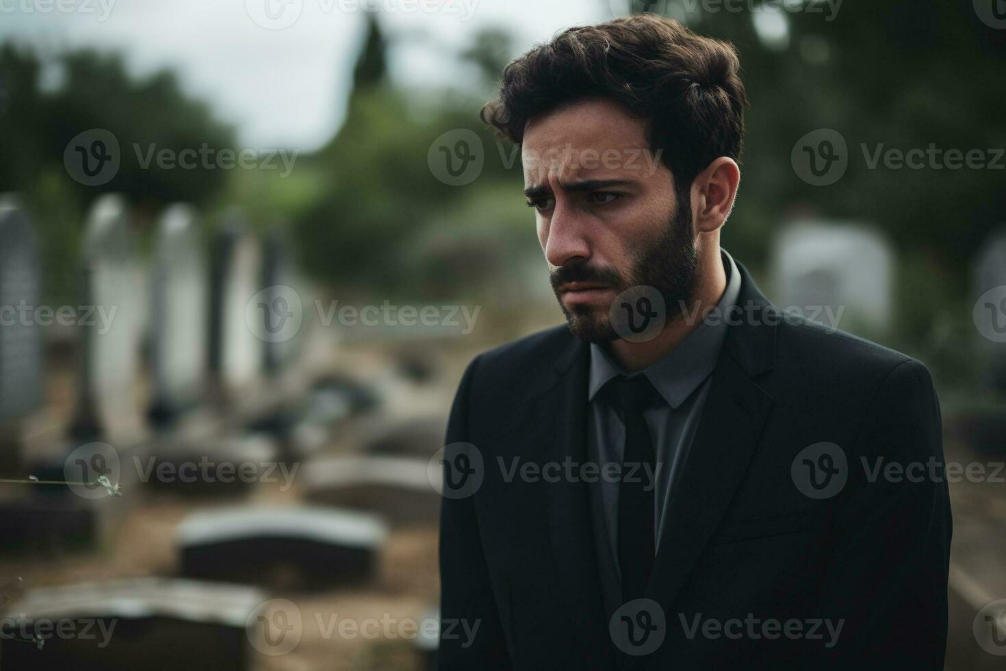 retrato de un triste y Deprimido hombre en un negro Saco en el antecedentes de un cementerio.funeral concepto ai generado foto