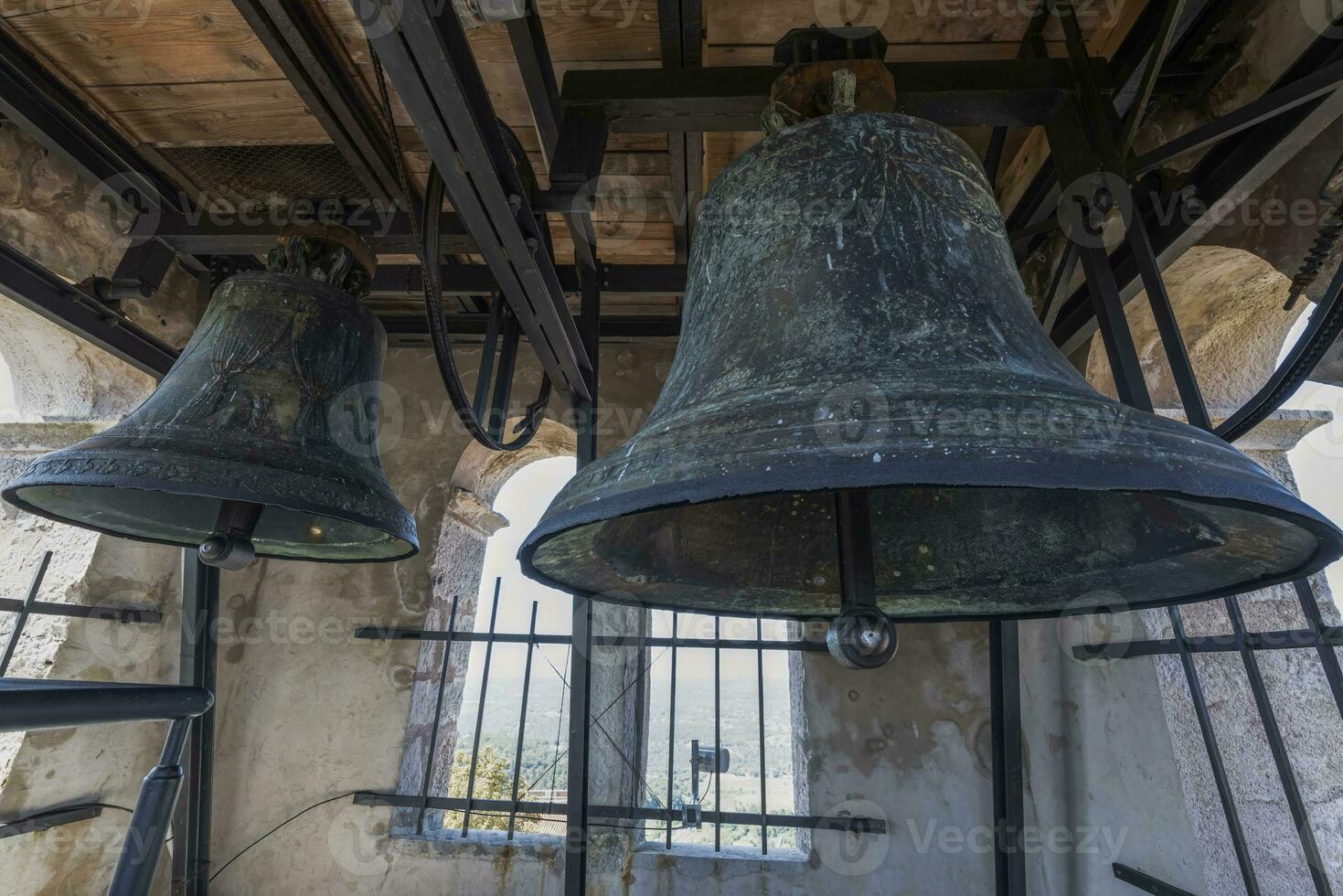 imagen de bronce campanas en un campana torre de un histórico Iglesia en kratia foto