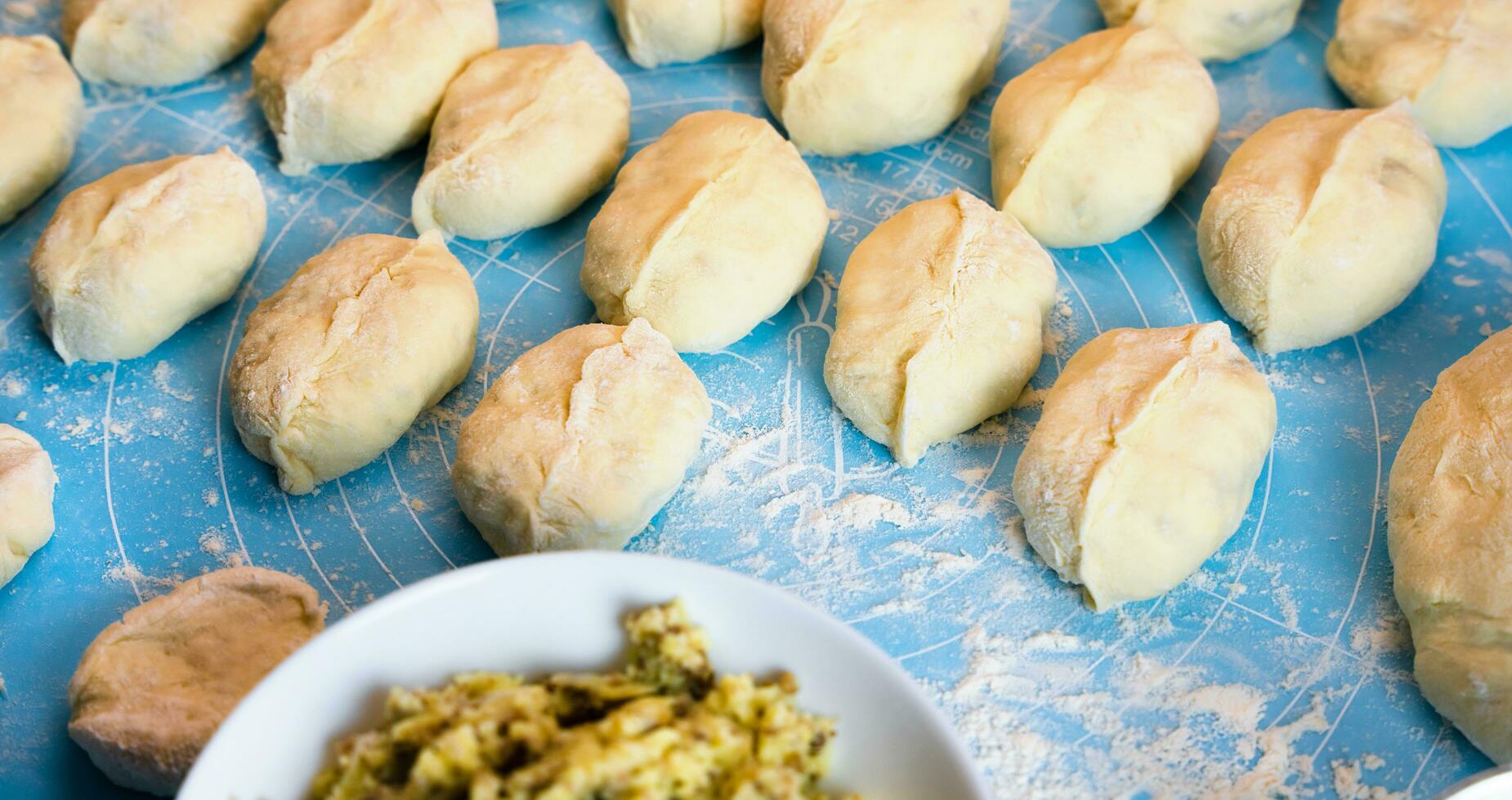 el proceso de Cocinando pasteles con patatas y carne a hogar. de cerca. selectivo enfocar. foto