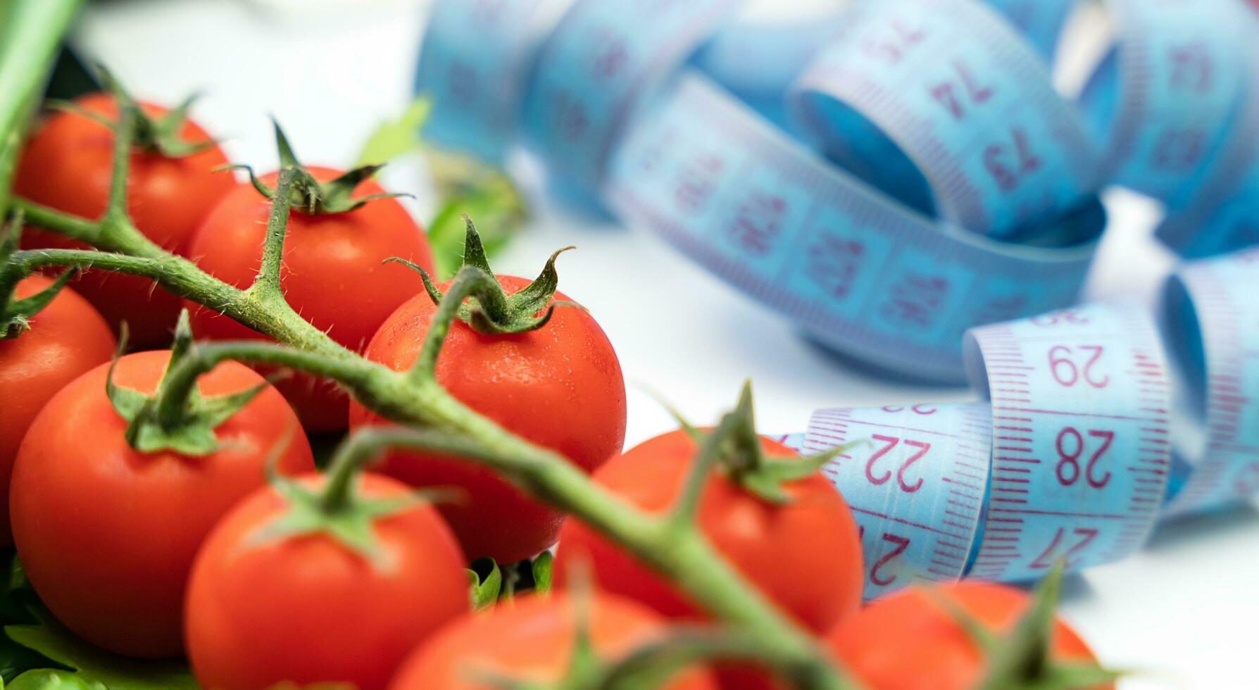 medición cinta y Fresco vegetales en el mesa. sano comida concepto. de cerca. selectivo enfocar. foto