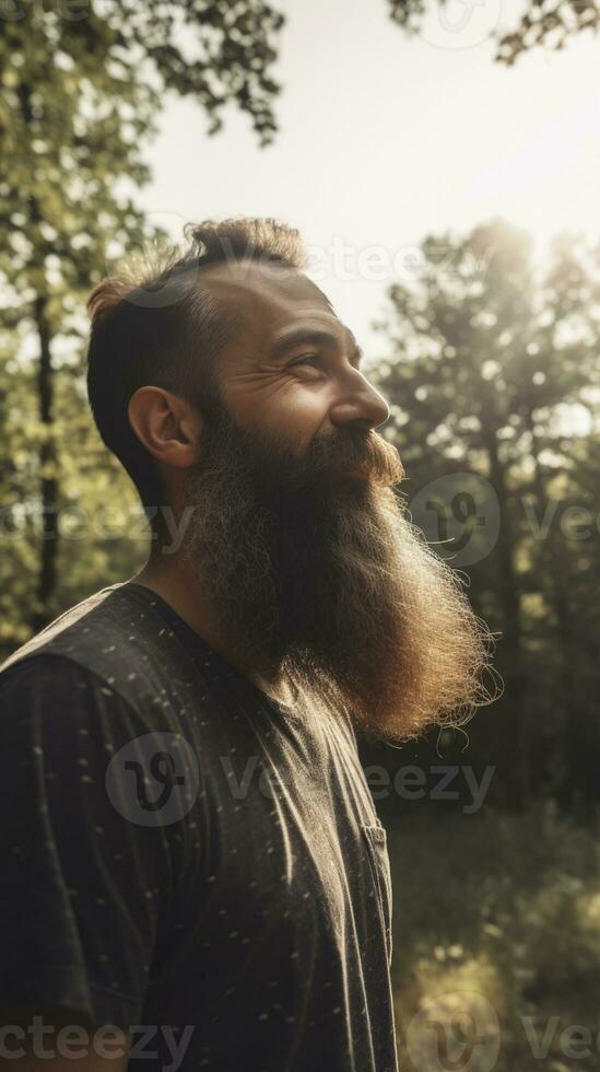 hombre respiración en el medio de el bosque. sano vivo concepto foto