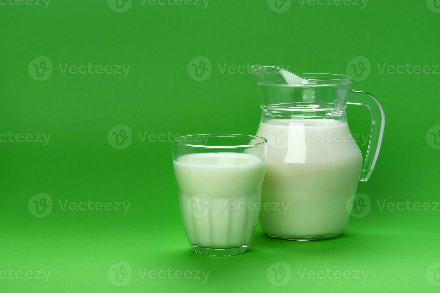 tarro y vaso de Leche aislado en verde antecedentes con Copiar espacio para texto, lechería producto concepto foto